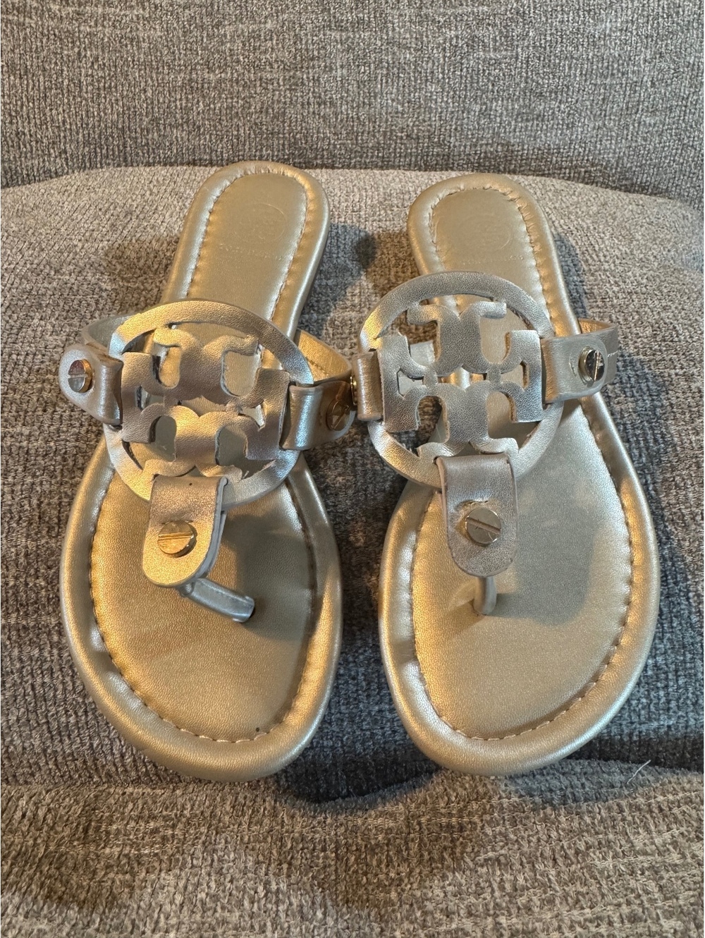 Tory Burch Miller Gold Flat Thong Logo Sandals Sz 6